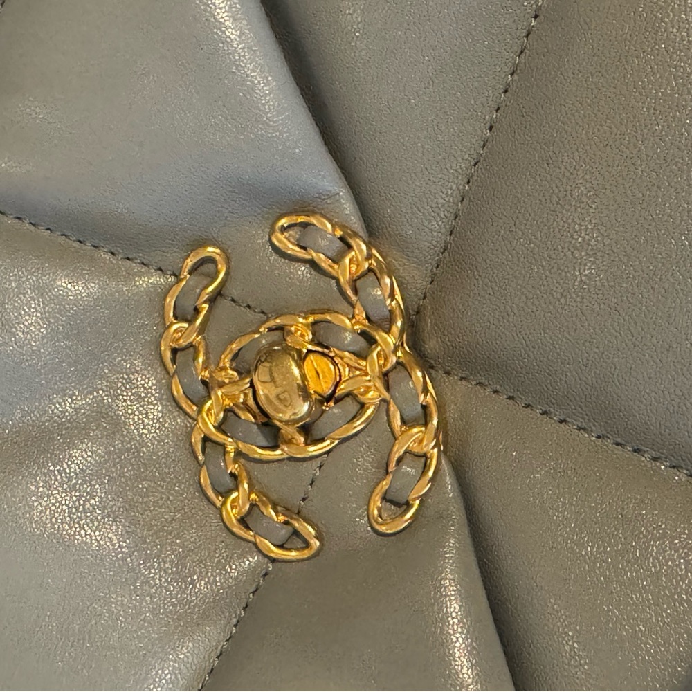 CHANEL 19 Grey Quilted Goatskin Medium Bag Ruthenium Silver Gold Hardware Purse - Picture 6 of 13